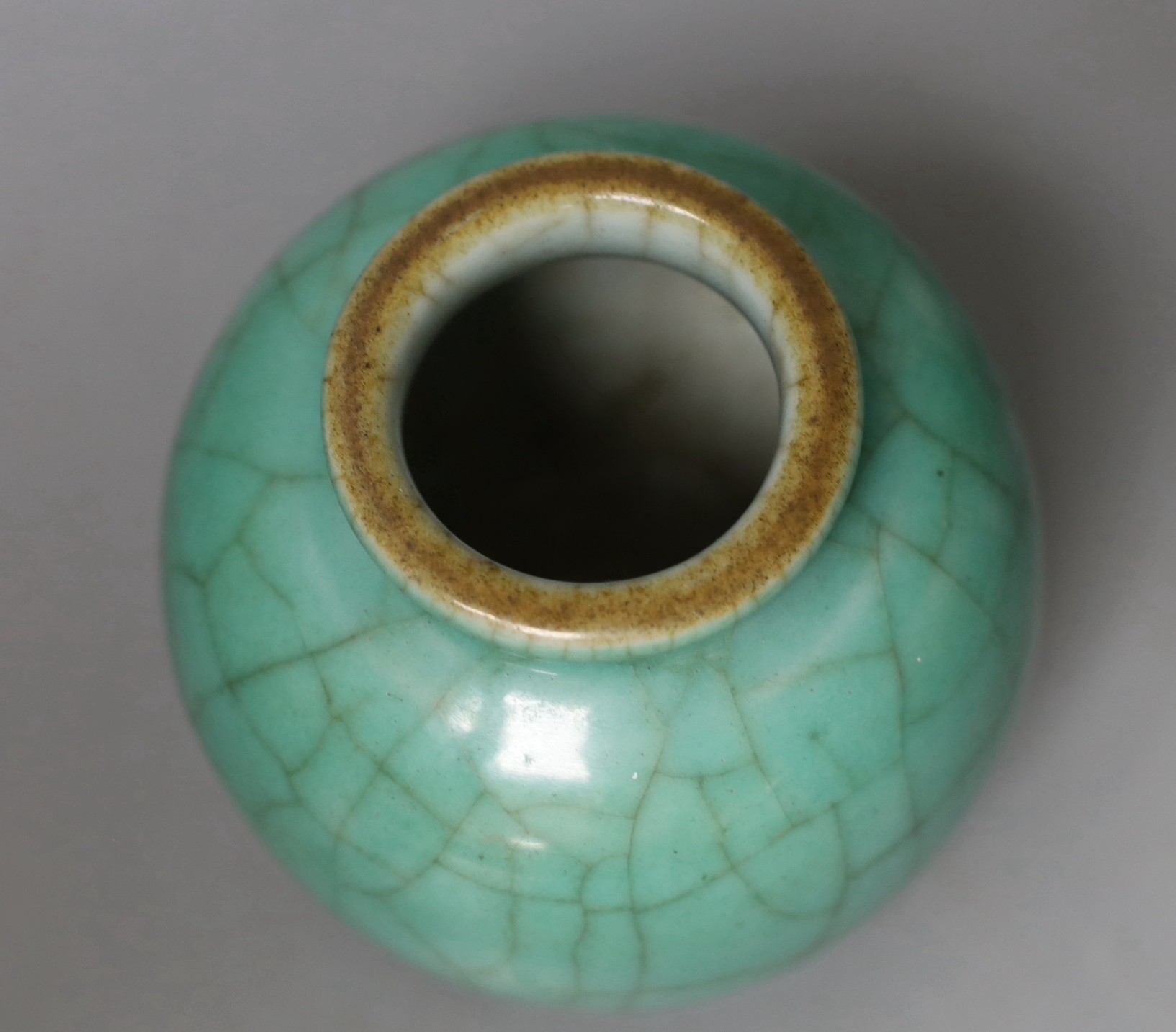 A Chinese green crackle glazed jar, 19th century, 12.5cm